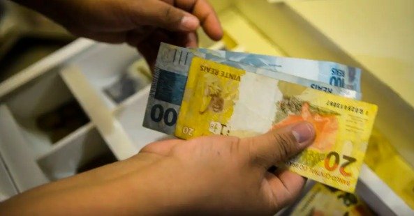Aposentados e pensionistas do INSS podem consultar antecipação do 13º