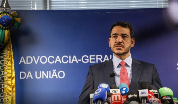 Senador apresenta relatório favorável à indicação de Messias ao STF